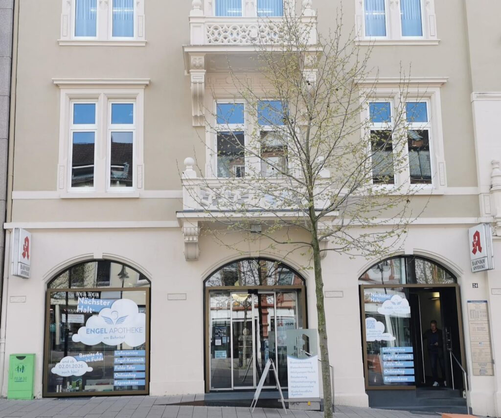 Filiale der Engel Apotheke am Bahnhof von Außen